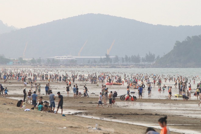 Hàng vạn du khách đổ về Cửa Lò tắm biển trong ngày giỗ Tổ Hùng Vương - Ảnh 4.