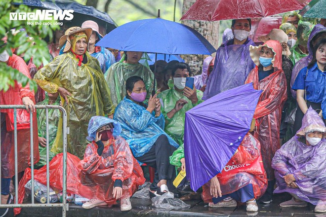 Trẻ em mệt bơ phờ, theo chân bố mẹ vượt biển người ngày khai hội Đền Hùng - Ảnh 13.