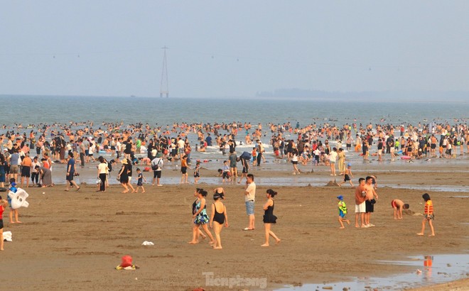 Hàng vạn du khách đổ về Cửa Lò tắm biển trong ngày giỗ Tổ Hùng Vương - Ảnh 19.