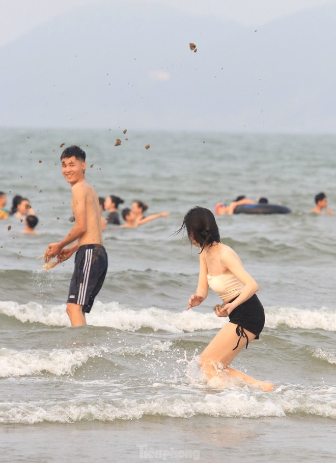Hàng vạn du khách đổ về Cửa Lò tắm biển trong ngày giỗ Tổ Hùng Vương - Ảnh 17.