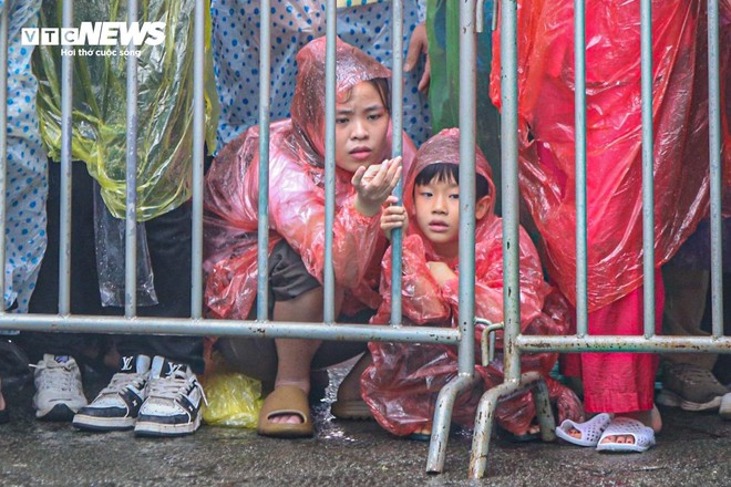 Trẻ em mệt bơ phờ, theo chân bố mẹ vượt biển người ngày khai hội Đền Hùng - Ảnh 6.
