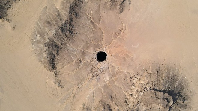 Sự thật dưới “giếng địa ngục” sâu 116 mét nổi tiếng thế giới với loạt lời nguyền bí ẩn: Đi xuống đáy giếng, các chuyên gia đều phải kinh ngạc - Ảnh 1.