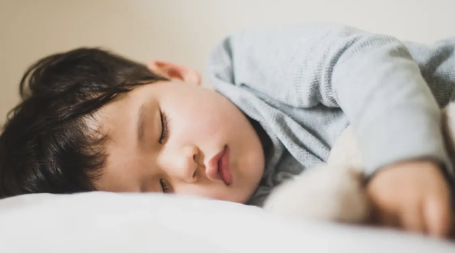 Th&oacute;i quen ngủ của con trai khi lớn l&ecirc;n khiến người mẹ nhận ra một nhược điểm kh&ocirc;ng ngờ tới - Ảnh 2.