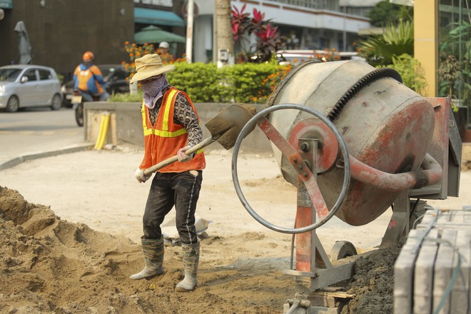 Nhiệt độ Hà Nội gần 40 độ C, người dân vất vả mưu sinh trong cái nắng đầu hè - Ảnh 11.