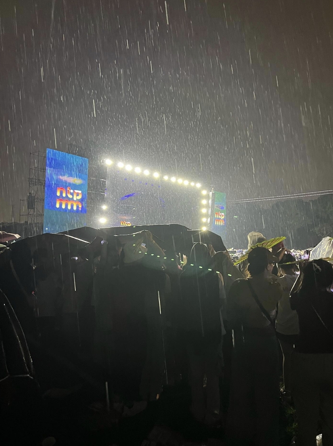 Những Thành Phố Mơ Màng phải ngưng biểu diễn vì mưa lớn, hàng nghìn khán giả buộc sơ tán để đảm bảo an toàn - Ảnh 8.