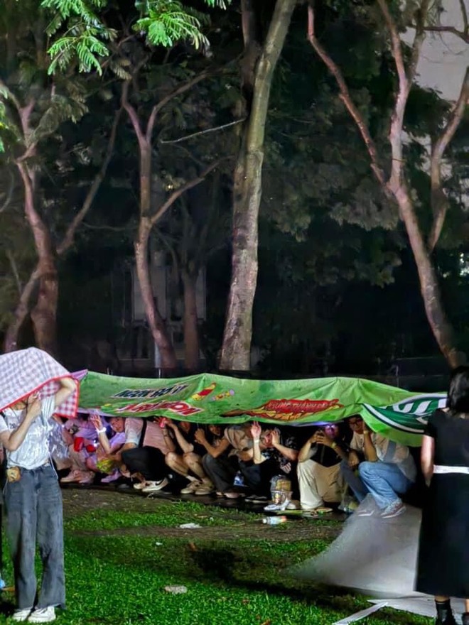 Những Thành Phố Mơ Màng phải ngưng biểu diễn vì mưa lớn, hàng nghìn khán giả buộc sơ tán để đảm bảo an toàn - Ảnh 6.