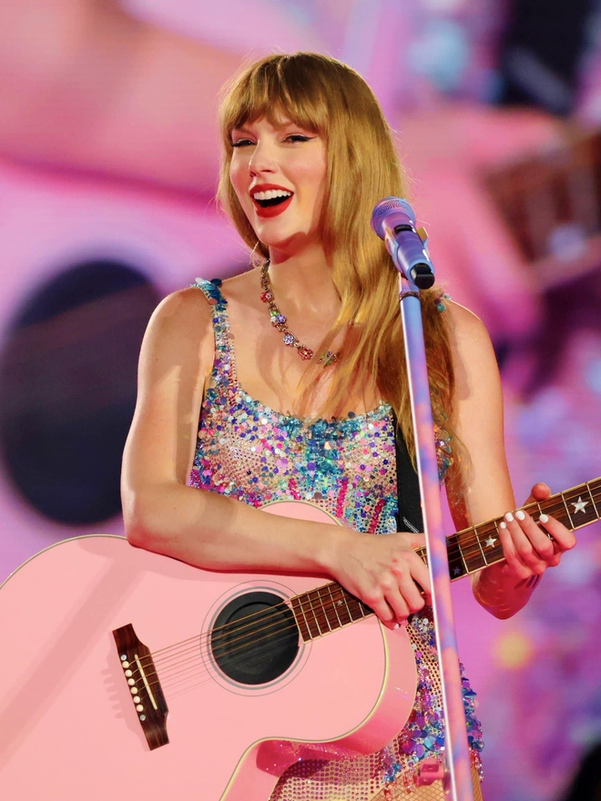 Giữa lúc đau khổ tột cùng vì chia tay chàng thơ Anh Quốc, Taylor Swift vẫn giữ bình tĩnh diễn hết mình trên sân khấu The Eras Tour - Ảnh 6.