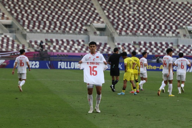 Xúc động tình đồng đội ở U23 Việt Nam, Nguyên Hoàng giơ áo động viên Đình Bắc đang chấn thương - Ảnh 2.