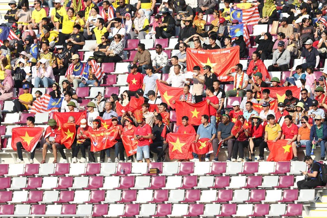 Xúc động tình đồng đội ở U23 Việt Nam, Nguyên Hoàng giơ áo động viên Đình Bắc đang chấn thương - Ảnh 10.