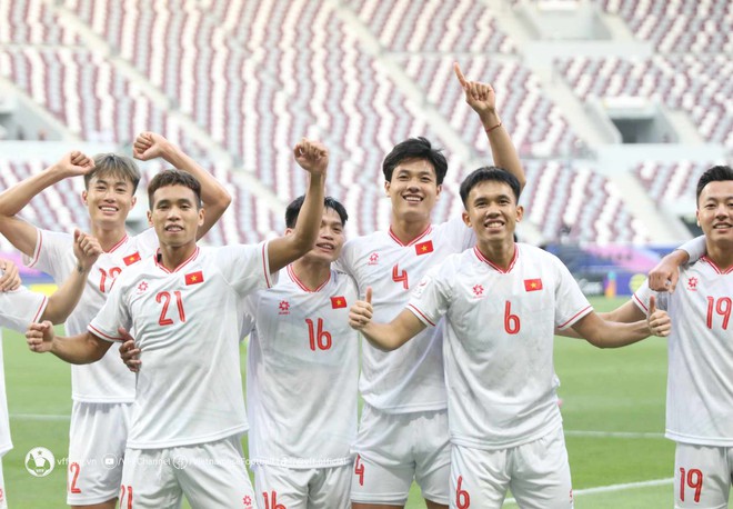 Xúc động tình đồng đội ở U23 Việt Nam, Nguyên Hoàng giơ áo động viên Đình Bắc đang chấn thương - Ảnh 1.