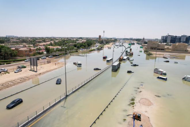 Dubai chìm trong nước nhiều ngày sau trận mưa lớn nhất 75 năm - Ảnh 4.