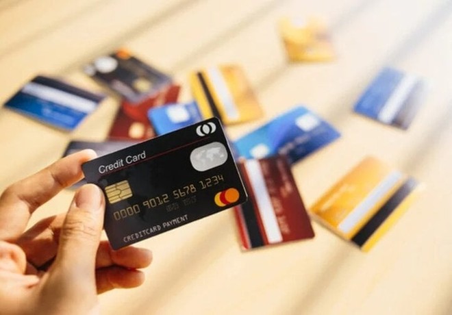 Không còn tiền trong tài khoản, khóa thẻ hay giữ lại sẽ an toàn hơn? - Ảnh 1.