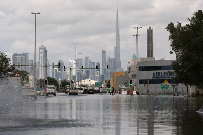 Dubai chìm trong nước nhiều ngày sau trận mưa lớn nhất 75 năm - Ảnh 3.