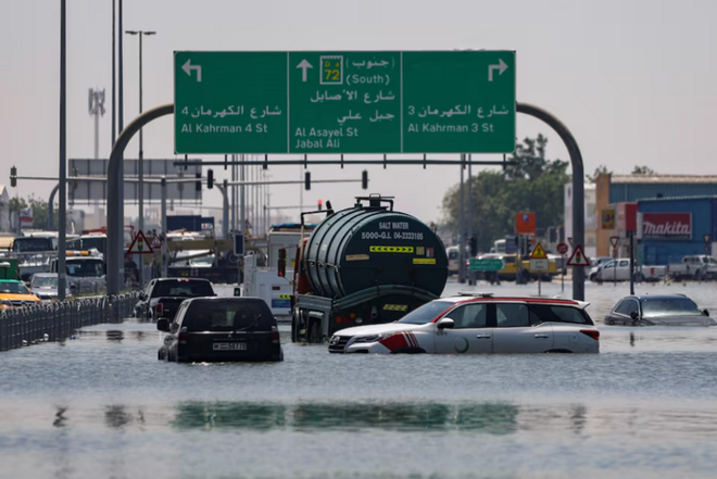 Dubai chìm trong nước nhiều ngày sau trận mưa lớn nhất 75 năm - Ảnh 2.