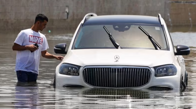 Dubai chìm trong nước nhiều ngày sau trận mưa lớn nhất 75 năm - Ảnh 1.