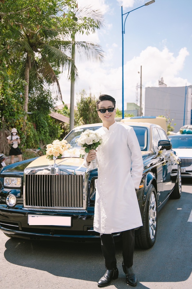 Đám cưới TiTi (HKT) tại Cần Thơ: Chú rể điển trai đón dâu bằng Rolls-Royce, dàn sính lễ bạc tỷ gây choáng - Ảnh 2.