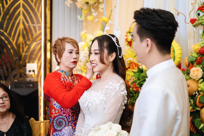 Đám cưới TiTi (HKT) tại Cần Thơ: Chú rể điển trai đón dâu bằng Rolls-Royce, dàn sính lễ bạc tỷ gây choáng - Ảnh 8.