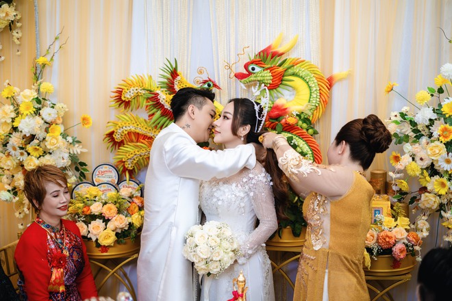 Đám cưới TiTi (HKT) tại Cần Thơ: Chú rể điển trai đón dâu bằng Rolls-Royce, dàn sính lễ bạc tỷ gây choáng - Ảnh 9.