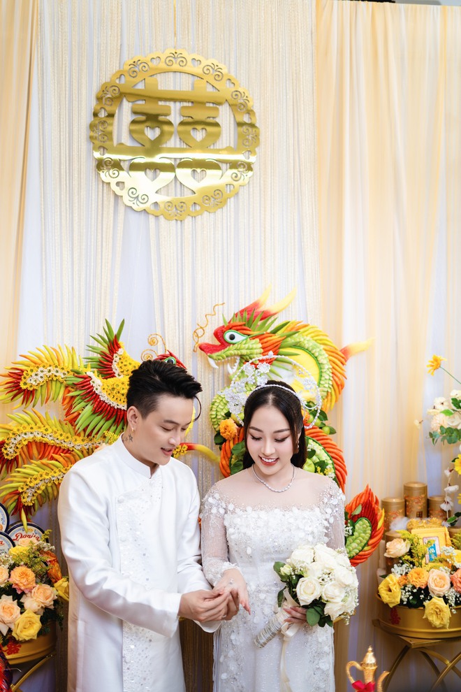 Đám cưới TiTi (HKT) tại Cần Thơ: Chú rể điển trai đón dâu bằng Rolls-Royce, dàn sính lễ bạc tỷ gây choáng - Ảnh 13.