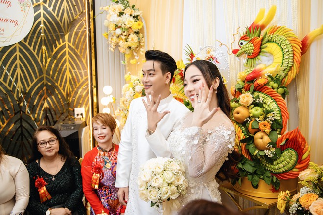 Đám cưới TiTi (HKT) tại Cần Thơ: Chú rể điển trai đón dâu bằng Rolls-Royce, dàn sính lễ bạc tỷ gây choáng - Ảnh 11.