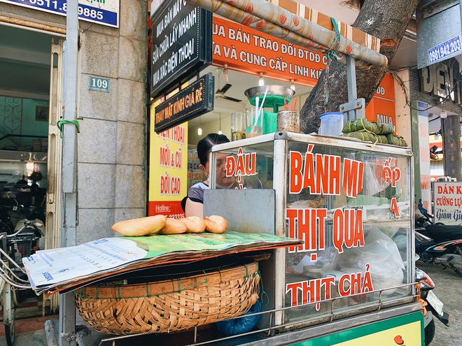 Đi ăn bánh mì heo quay Đà Nẵng theo người dân bản địa: Du khách Hà Nội bất ngờ vì độ ngon, mua liền 10 chiếc để mang về Hà Nội - Ảnh 1.