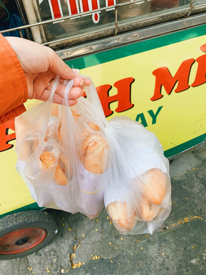 Đi ăn bánh mì heo quay Đà Nẵng theo người dân bản địa: Du khách Hà Nội bất ngờ vì độ ngon, mua liền 10 chiếc để mang về Hà Nội - Ảnh 3.