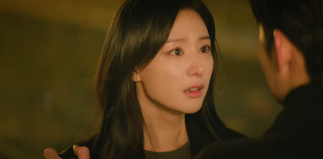 Queen of Tears tập 14: Kim Soo Hyun - Kim Ji Won có cảnh phim bùng nổ cảm xúc, phản diện khiến netizen tức sôi máu - Ảnh 4.