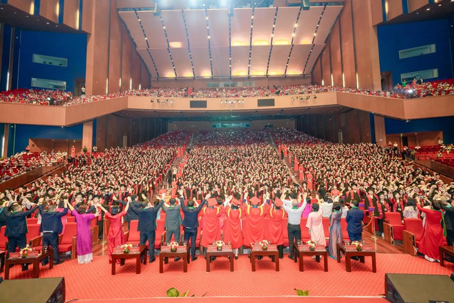 Toàn cảnh lễ trao bằng tốt nghiệp của hơn 1.300 sinh viên tại ngôi trường được mệnh danh Harvard Việt Nam - Ảnh 14.