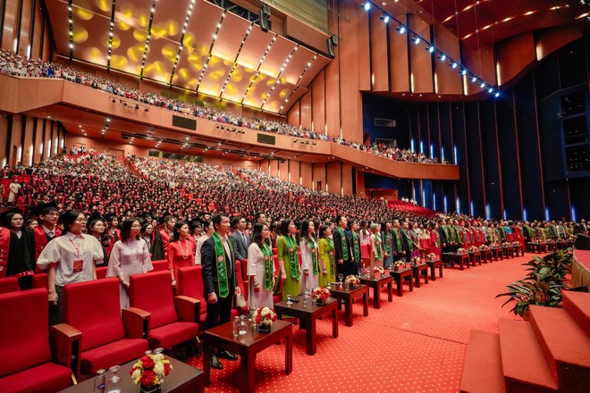 Toàn cảnh lễ trao bằng tốt nghiệp của hơn 1.300 sinh viên tại ngôi trường được mệnh danh Harvard Việt Nam - Ảnh 4.