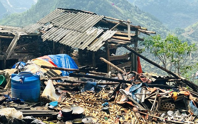 Mưa lớn kèm dông lốc làm sập nhà, bé 5 tuổi tử vong ở Hà Giang - Ảnh 1.