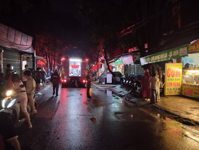 Hà Nội: Cháy lớn khu nhà xưởng làm biển quảng cáo ở đường Phú Diễn - Ảnh 4.