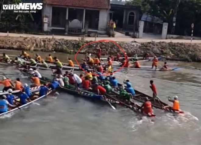 Xôn xao khán giả lấy gạch ném vận động viên rơi xuống sông tại lễ hội đua ghe - Ảnh 4.
