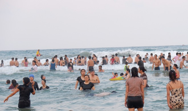Hàng nghìn người đổ ra biển Đà Nẵng giải nhiệt cái nóng 40 độ C - Ảnh 12.