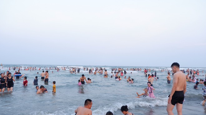 Hàng nghìn người đổ ra biển Đà Nẵng giải nhiệt cái nóng 40 độ C - Ảnh 5.