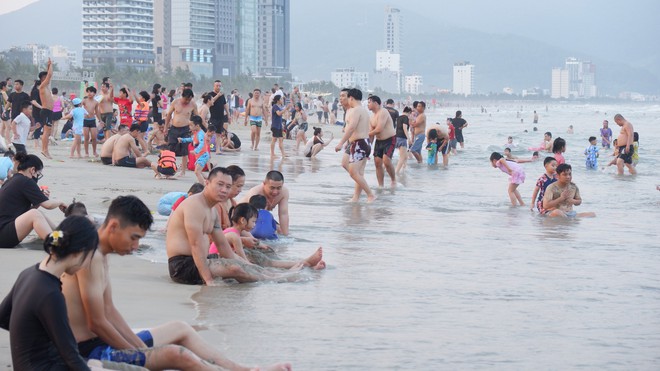 Hàng nghìn người đổ ra biển Đà Nẵng giải nhiệt cái nóng 40 độ C - Ảnh 4.