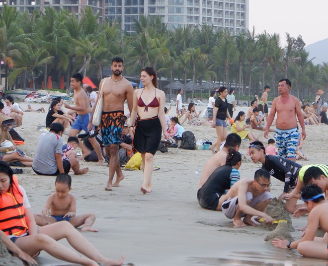 Hàng nghìn người đổ ra biển Đà Nẵng giải nhiệt cái nóng 40 độ C - Ảnh 3.