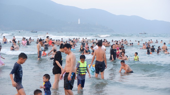 Hàng nghìn người đổ ra biển Đà Nẵng giải nhiệt cái nóng 40 độ C - Ảnh 2.