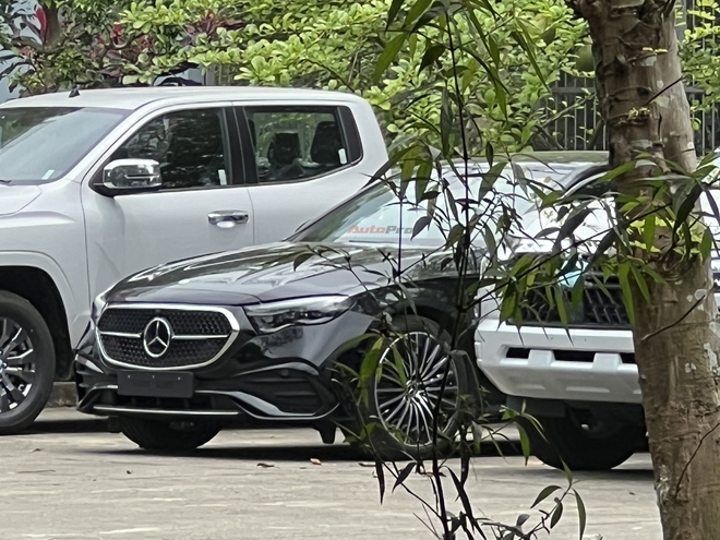 Mercedes-Benz E-Class 2024 xuất hiện tại Việt Nam: Giống bản plug-in hybrid ở Thái Lan, dự kiến ngày ra mắt không còn xa, dễ hút khách nếu giữ trang bị này - Ảnh 1.