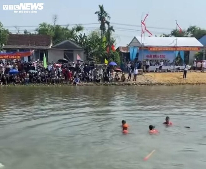 Xôn xao khán giả lấy gạch ném vận động viên rơi xuống sông tại lễ hội đua ghe - Ảnh 3.