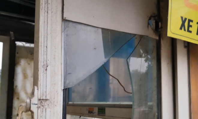 Người bảo vệ kể lại khoảnh khắc mưa lốc kinh ho&agrave;ng ở H&agrave; Nội khiến bốt bảo vệ nặng v&agrave;i tạ bị hất tung cả trăm m&eacute;t, vỡ n&aacute;t - Ảnh 5.