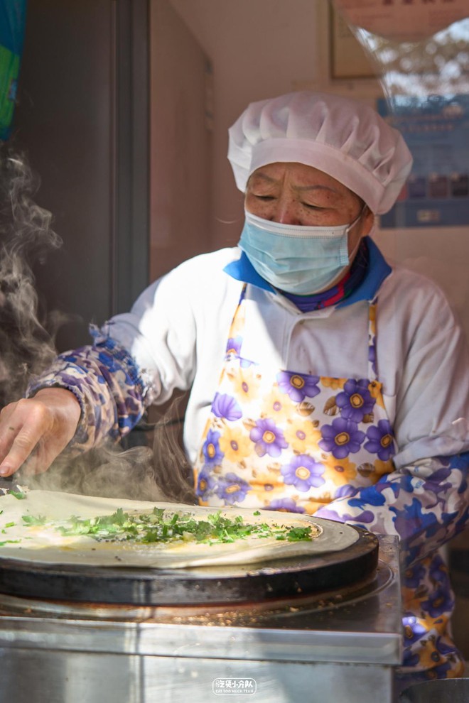 Khám phá ẩm thực vỉa hè của các bà dì Thượng Hải: Những quầy hàng gắn liền với tuổi thơ bao thế hệ - Ảnh 4.
