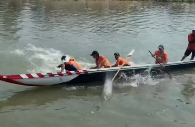 Xôn xao khán giả lấy gạch ném vận động viên rơi xuống sông tại lễ hội đua ghe - Ảnh 2.