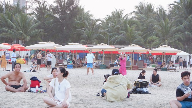 Hàng nghìn người đổ ra biển Đà Nẵng giải nhiệt cái nóng 40 độ C - Ảnh 10.