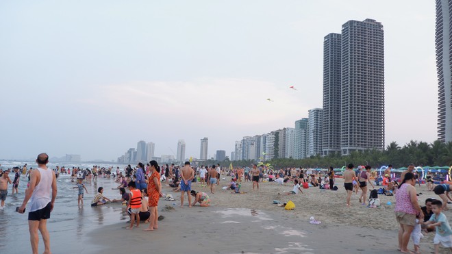Hàng nghìn người đổ ra biển Đà Nẵng giải nhiệt cái nóng 40 độ C - Ảnh 8.