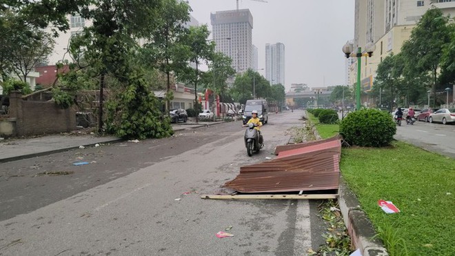 Hà Nội sau trận mưa lốc kinh hoàng: Hàng loạt cây cối đổ rạp, nhà trọ bị cuốn bay mái khiến bố mẹ phải ôm con di tản trong đêm - Ảnh 3.