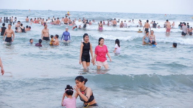 Hàng nghìn người đổ ra biển Đà Nẵng giải nhiệt cái nóng 40 độ C - Ảnh 7.