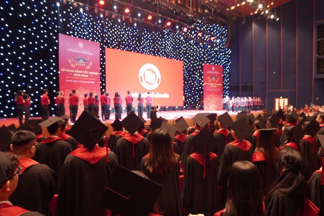Toàn cảnh lễ trao bằng tốt nghiệp của hơn 1.300 sinh viên tại ngôi trường được mệnh danh Harvard Việt Nam - Ảnh 12.