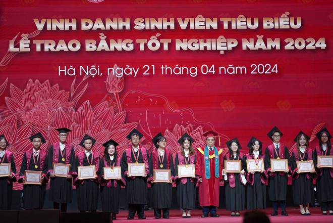 Toàn cảnh lễ trao bằng tốt nghiệp của hơn 1.300 sinh viên tại ngôi trường được mệnh danh Harvard Việt Nam - Ảnh 9.