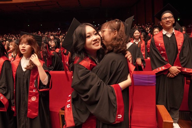 Toàn cảnh lễ trao bằng tốt nghiệp của hơn 1.300 sinh viên tại ngôi trường được mệnh danh Harvard Việt Nam - Ảnh 15.