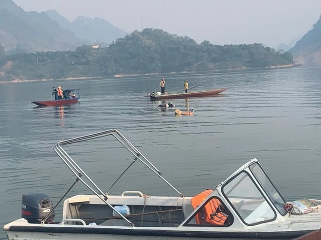 Tìm thấy thi thể 2 phụ nữ bị đắm thuyền trên lòng hồ sông Đà - Ảnh 1.